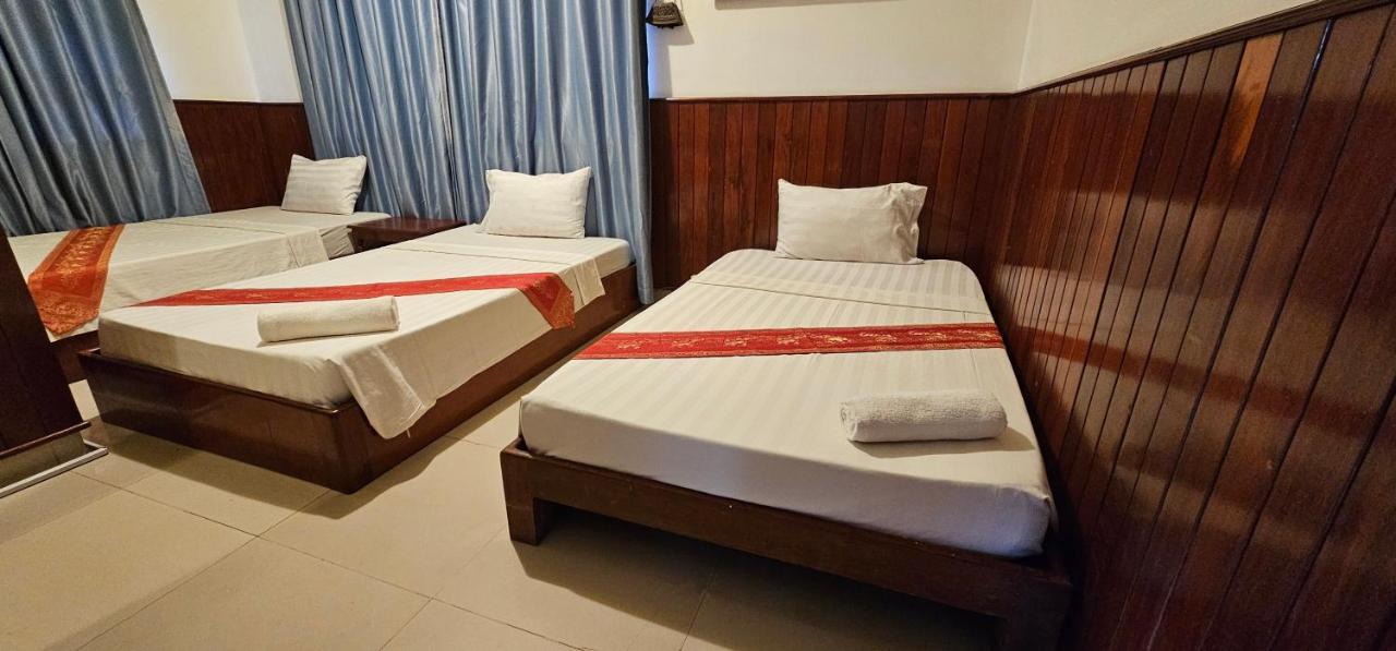 Retro Quarter Mb Hostel Siem Reap Bagian luar foto