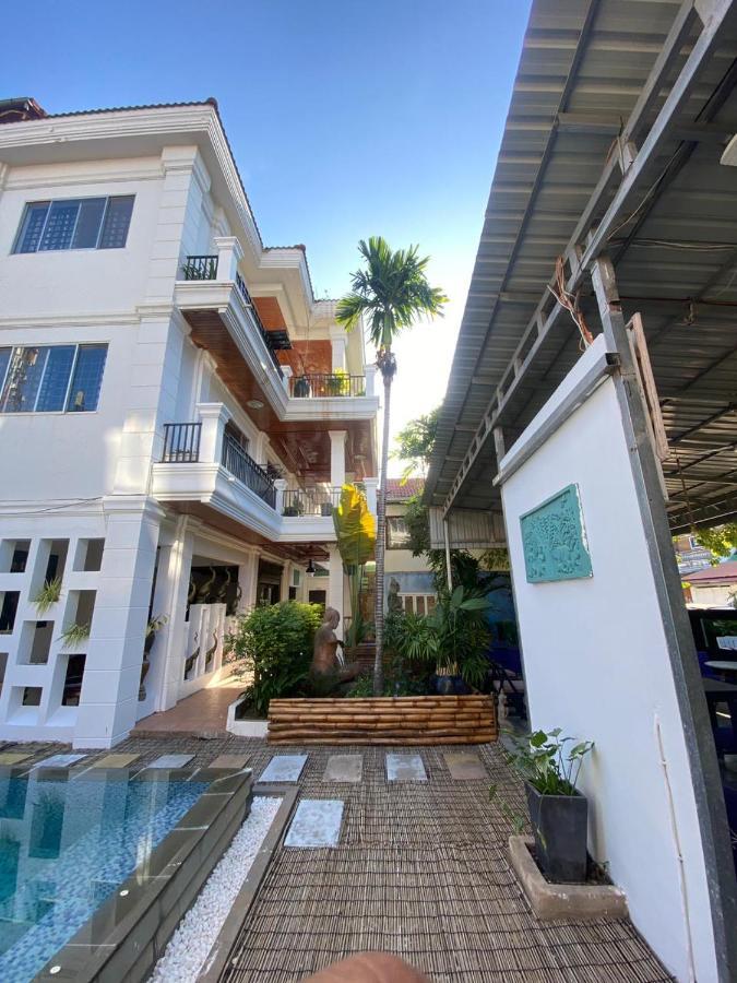 Retro Quarter Mb Hostel Siem Reap Bagian luar foto