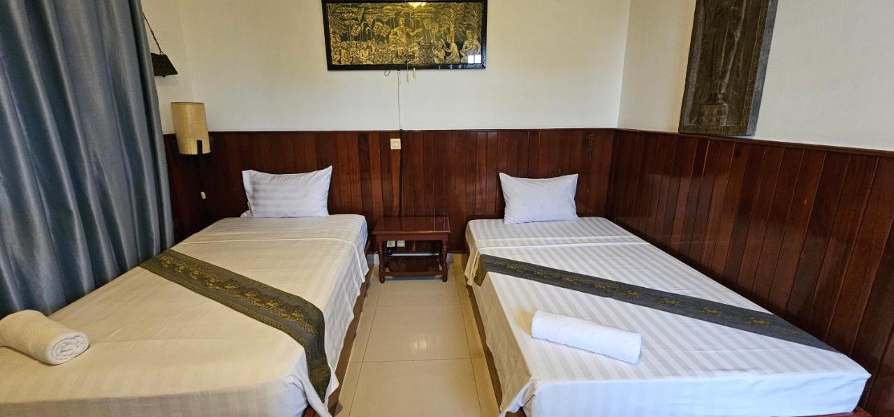 Retro Quarter Mb Hostel Siem Reap Bagian luar foto