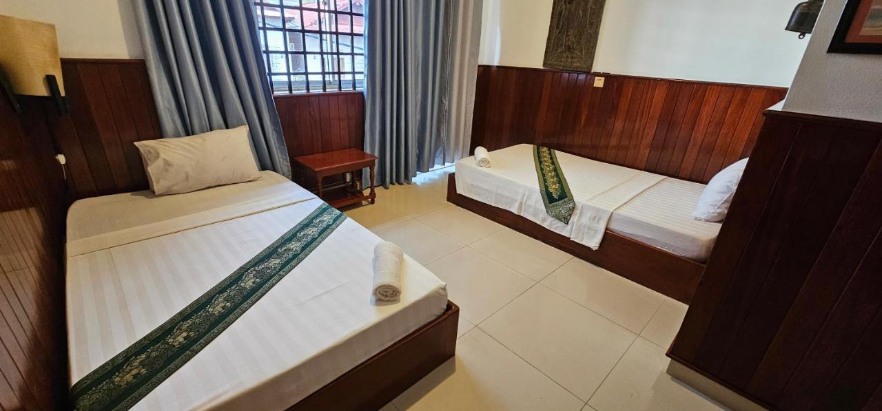Retro Quarter Mb Hostel Siem Reap Bagian luar foto