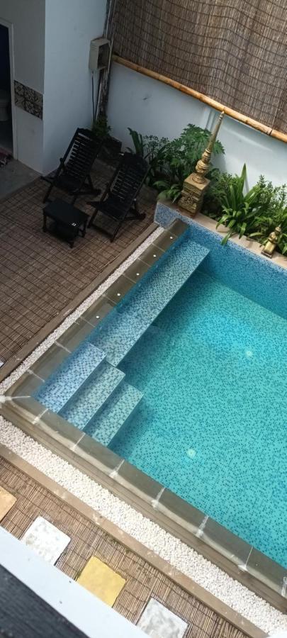 Retro Quarter Mb Hostel Siem Reap Bagian luar foto