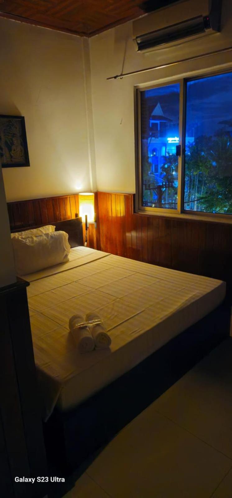 Retro Quarter Mb Hostel Siem Reap Bagian luar foto