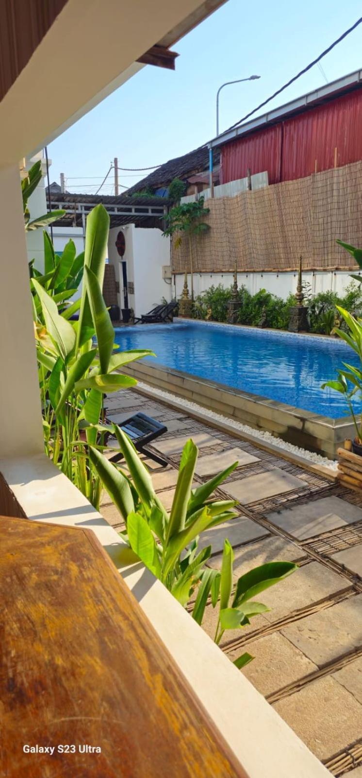 Retro Quarter Mb Hostel Siem Reap Bagian luar foto
