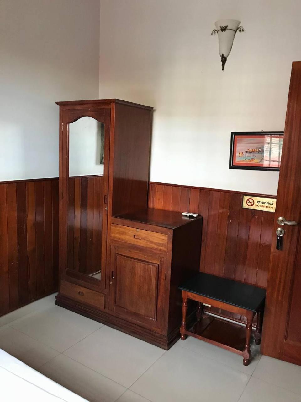 Retro Quarter Mb Hostel Siem Reap Bagian luar foto